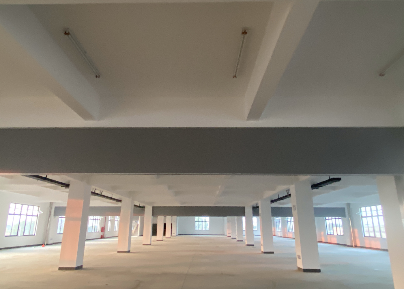 常州百思福项目恒开利固定挡烟垂壁正在安装