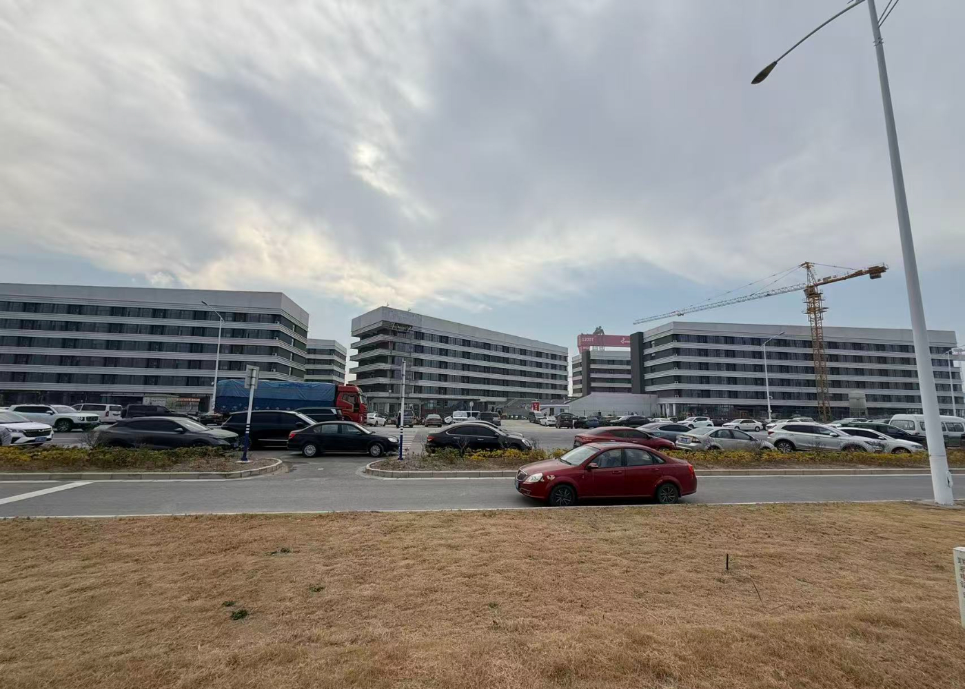 启东惠生海工装备基地项目恒开利电动挡烟垂壁正在调试