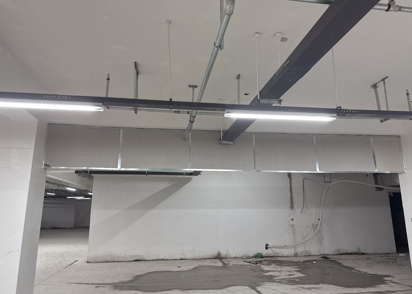 苏州中新生命科学园项目恒开利防火板挡烟垂壁正在安装