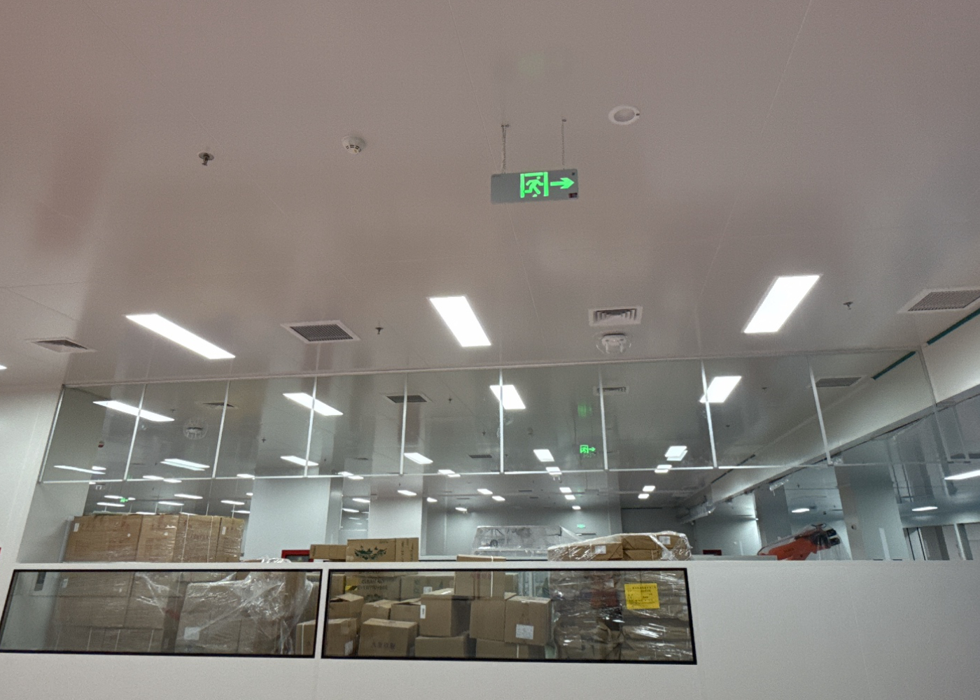 南通启东拜耳项目恒开利防火玻璃挡烟垂壁正在安装