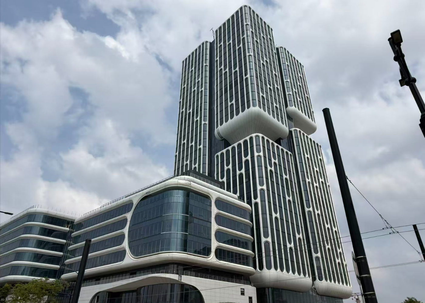 上海哔哩哔哩项目选用恒开利电动挡烟垂壁